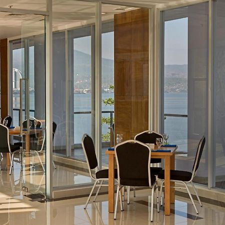 Whiz Prime Hotel Megamas Manado Exterior foto