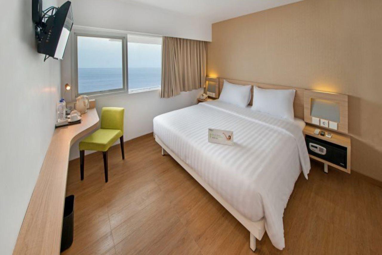 Whiz Prime Hotel Megamas Manado Exterior foto