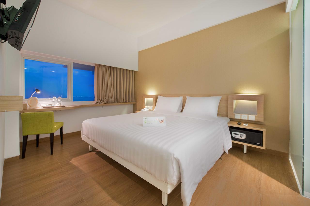 Whiz Prime Hotel Megamas Manado Exterior foto