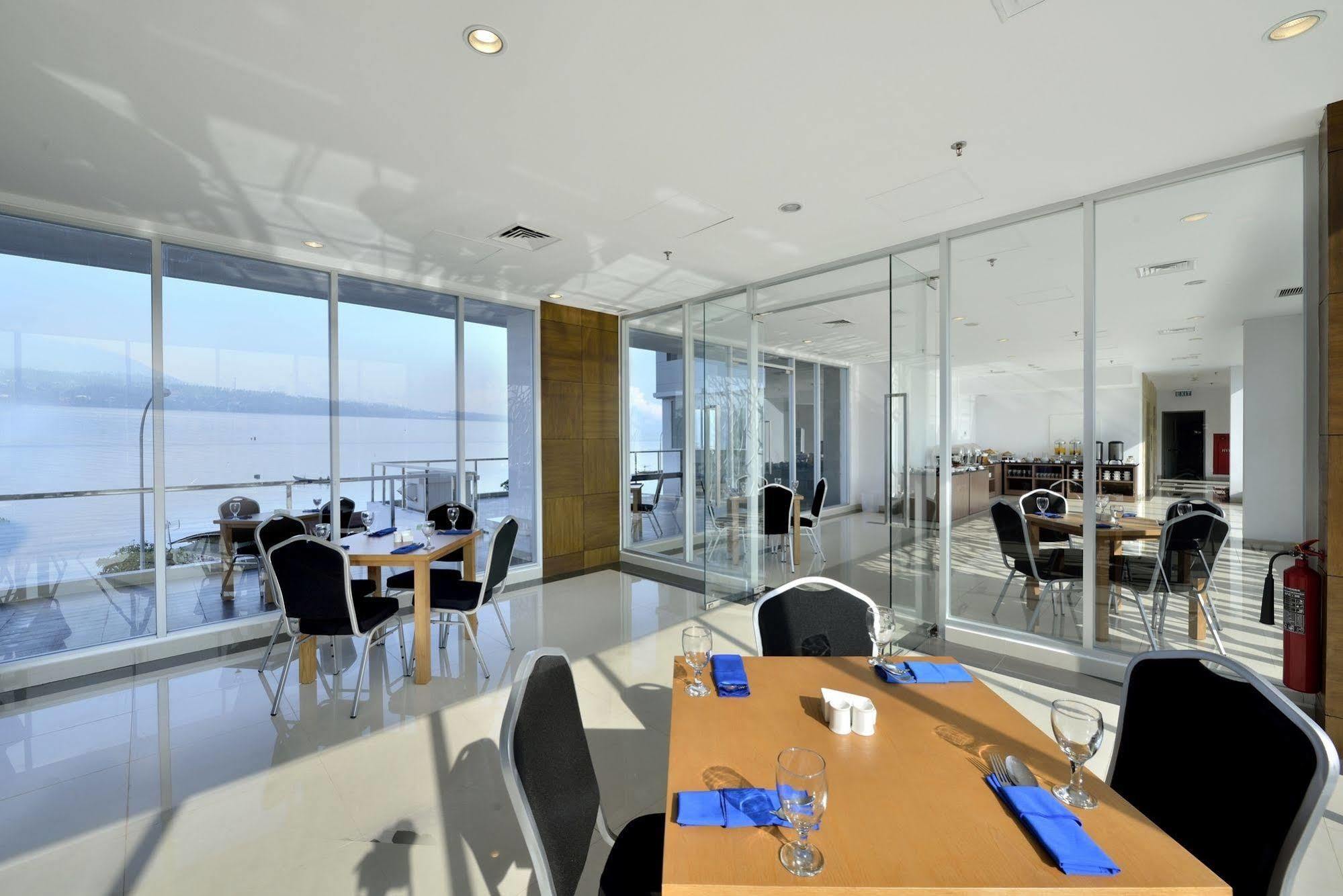 Whiz Prime Hotel Megamas Manado Exterior foto