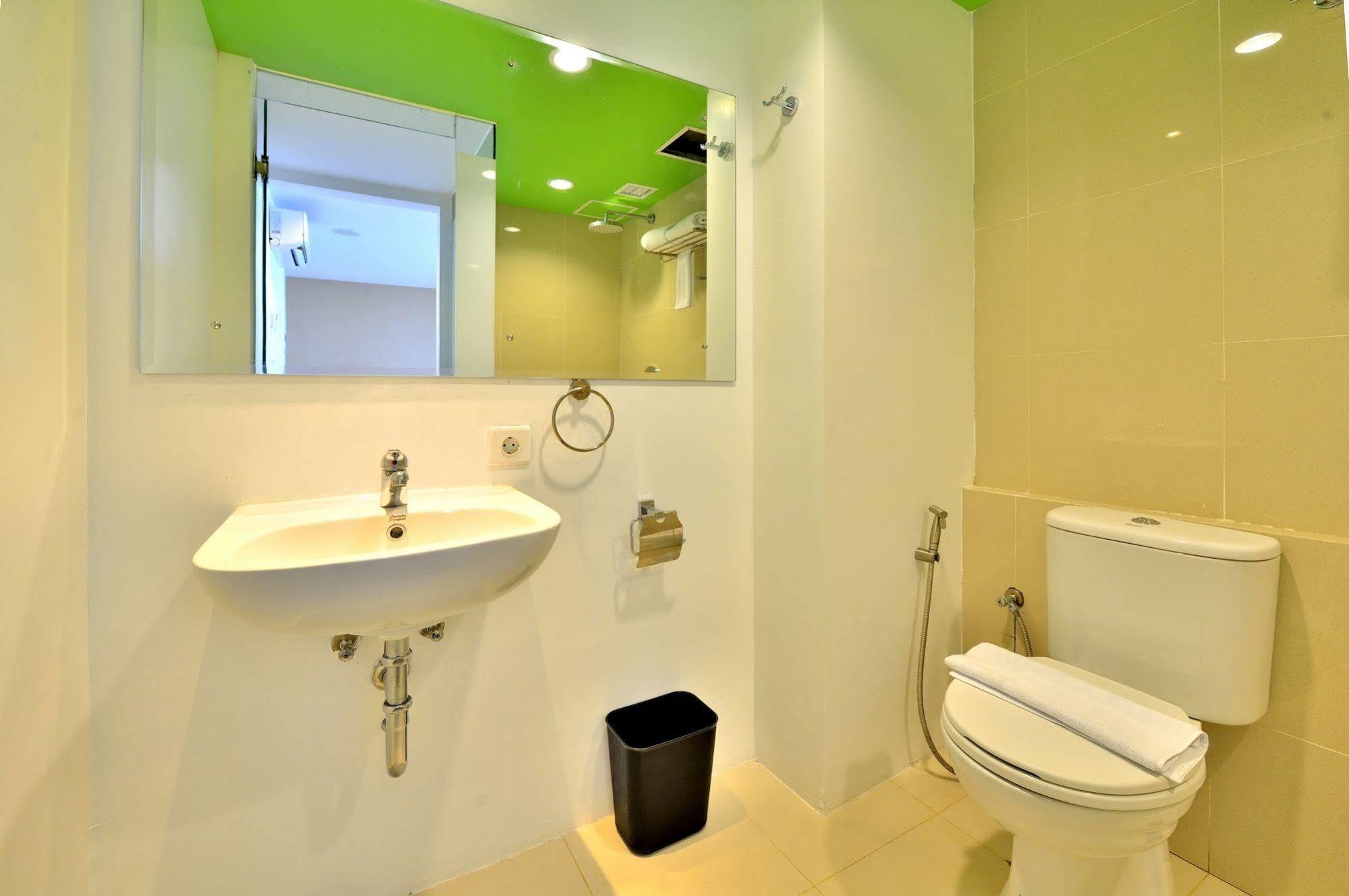 Whiz Prime Hotel Megamas Manado Exterior foto