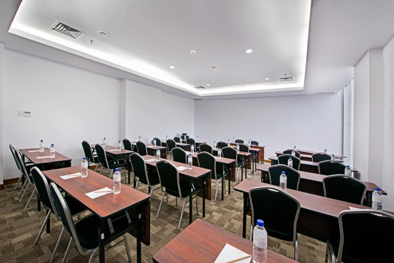 Whiz Prime Hotel Megamas Manado Exterior foto